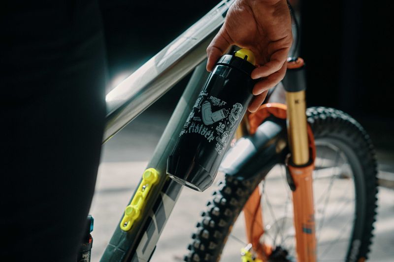 Fidlock TWIST Drikkeflaske 590ml + Sykkelbase 10 ÅRS JUBILEMUSFLASKE
